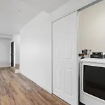 Spacious Bedroom W Shared Bathroom