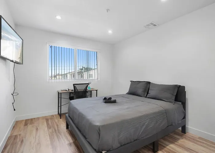 Spacious Bedroom W Shared Bathroom